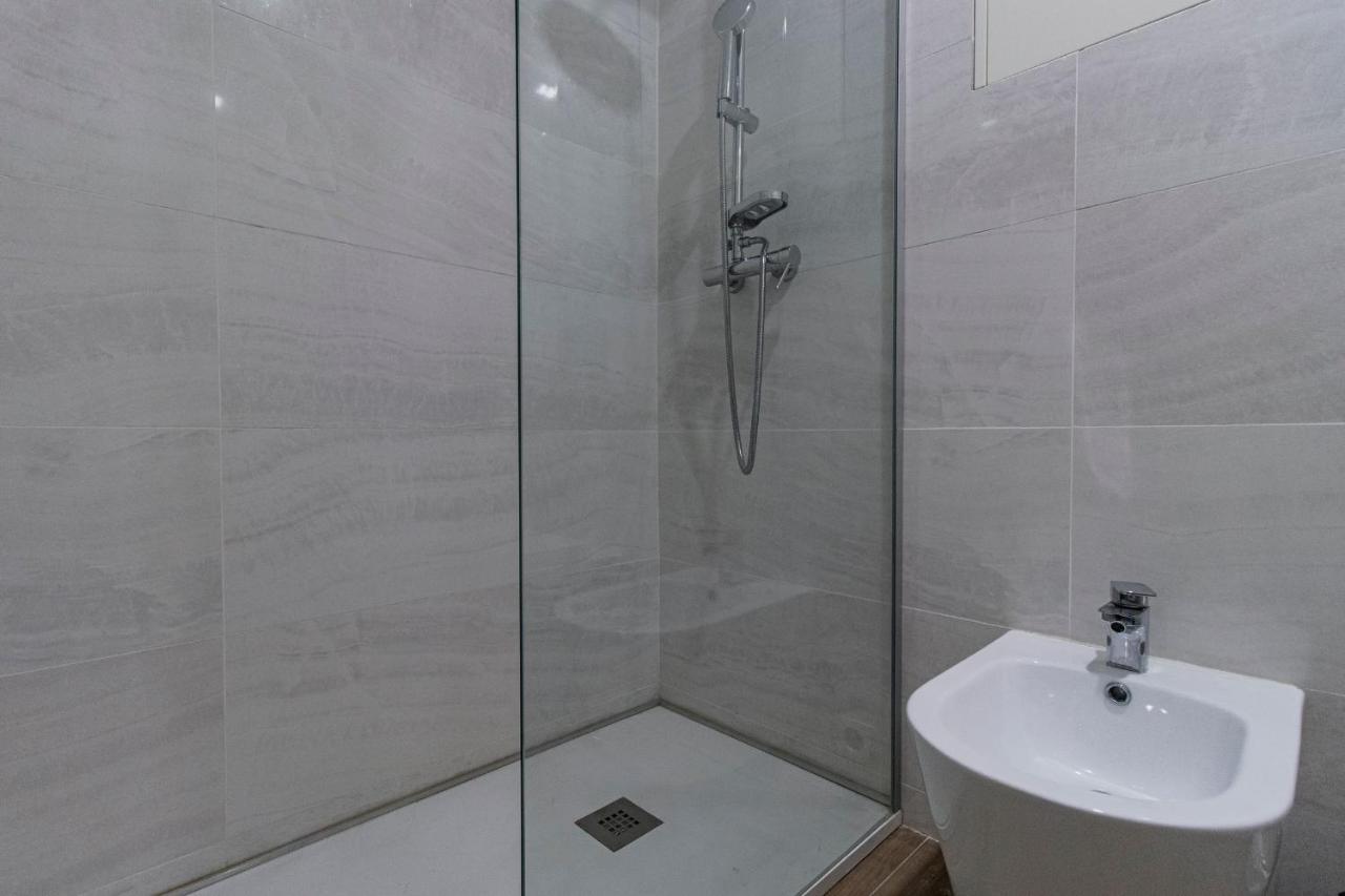 Downtown 1Br Apartment W/ Balcony By Lovelystay Porto Exterior photo